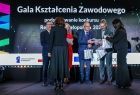 Wicemarszałek Witold Kozłowski gratulujący kobiecie. Obok kilka osób.