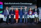 Wicemarszałek Witold Kozłowski i sześć osób na scenie.