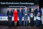 Wicemarszałek Witold Kozłowski i pięć osób na scenie.