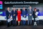 Wicemarszałek Witold Kozłowski z grupą osób na scenie.
