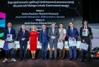 Wicemarszałek Witold Kozłowski z laureatami na scenie.