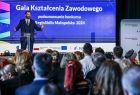 Mężczyzna przy mównicy przemawiający do audytorium.