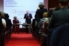 widok z głębi sali na przemawiającego Ryszarda Pagacza