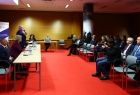 widok z boku sali konferencyjnej