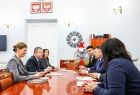 Grupa osób z wicemarszałkiem Witoldem Kozłowskim przy stole.