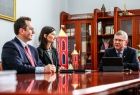 Wicemarszałek Witold Kozłowski w rozmowie z kobietą i mężczyzną.