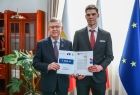 Wicemarszałek Witold Kozłowski i wysoki mężczyzna w garniturze.