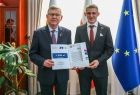 Wicemarszałek Witold Kozłowski i mężczyzna w czerwonym krawacie.