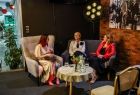 Iwona Gibas z Zarządu Województwa Małopolskiego oraz śpiewaczka operowa, sopranistka Iwona Socha w trakcie rozmowy z prowadzącą spotkanie