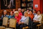 Publiczność, kilkadziesiąt osób, biorąca udział w spotkaniu z cyklu Kobiety Sukcesu