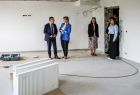 Wizyta wicemarszałka Witolda Kozłowskiego w Zespole Jednostek Edukacyjnych Województwa Małopolskiego na Osiedlu Teatralnym w Krakowie, gdzie ma powstać jedyne w Polsce - Branżowe Centrum Umiejętności w dziedzinie opieki medycznej.