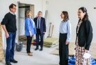 Wizyta wicemarszałka Witolda Kozłowskiego w Zespole Jednostek Edukacyjnych Województwa Małopolskiego na Osiedlu Teatralnym w Krakowie, gdzie ma powstać jedyne w Polsce - Branżowe Centrum Umiejętności w dziedzinie opieki medycznej.