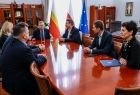 Podpisanie umowy, którą zawarło Województwo Małopolskie z Bocheńskim Stowarzyszeniem Futsalu BSF na promocję sportu w Małopolsce w związku z meczami BSF ABJ POWIAT Bochnia w FOGO Futsal Ekstraklasie w 2025 r.