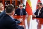Podpisanie umowy, którą zawarło Województwo Małopolskie z Bocheńskim Stowarzyszeniem Futsalu BSF na promocję sportu w Małopolsce w związku z meczami BSF ABJ POWIAT Bochnia w FOGO Futsal Ekstraklasie w 2025 r.