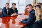 Podpisanie umowy, którą zawarło Województwo Małopolskie z Bocheńskim Stowarzyszeniem Futsalu BSF na promocję sportu w Małopolsce w związku z meczami BSF ABJ POWIAT Bochnia w FOGO Futsal Ekstraklasie w 2025 r.