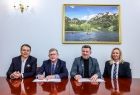 Podpisanie umowy, którą zawarło Województwo Małopolskie z Bocheńskim Stowarzyszeniem Futsalu BSF na promocję sportu w Małopolsce w związku z meczami BSF ABJ POWIAT Bochnia w FOGO Futsal Ekstraklasie w 2025 r.