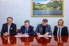 Podpisanie umowy, którą zawarło Województwo Małopolskie z Bocheńskim Stowarzyszeniem Futsalu BSF na promocję sportu w Małopolsce w związku z meczami BSF ABJ POWIAT Bochnia w FOGO Futsal Ekstraklasie w 2025 r.