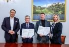 Podpisanie umowy, którą zawarło Województwo Małopolskie z Bocheńskim Stowarzyszeniem Futsalu BSF na promocję sportu w Małopolsce w związku z meczami BSF ABJ POWIAT Bochnia w FOGO Futsal Ekstraklasie w 2025 r.