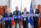 Podpisanie umowy, którą zawarło Województwo Małopolskie z Bocheńskim Stowarzyszeniem Futsalu BSF na promocję sportu w Małopolsce w związku z meczami BSF ABJ POWIAT Bochnia w FOGO Futsal Ekstraklasie w 2025 r.