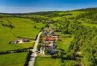 Widok z lotu ptaka na domy przy drodze.
