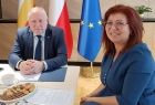 Wicemarszałek Ryszard Pagacz siedzi przy stole z kobietą.
