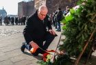 Wicemarszałek Ryszard Pagacz klęczy przed wieńcem.