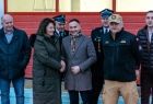 Jadwiga Wójtowicz podaje stoi przed remizą.