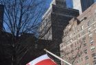 Flaga Polski na tle budynku Empire State Building .