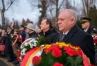 Wicemarszałek Ryszard Pagacz trzyma wiązankę kwiatów.
