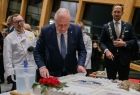 Wicemarszałek Ryszard Pagacz kroi tort.