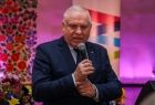Wicemarszałek Ryszard Pagacz trzyma w ręce mikrofon.