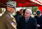 Wicemarszałek Ryszard Pagacz rozmawia z żołnierzem.