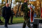 Wicemarszałek Ryszard Pagacz idzie za żołnierzem trzymającym wieniec.