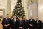 Zdjęcie grupowe przy choince.