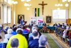 Aula wypełniona ludźmi.