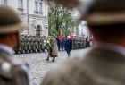 Wicemarszałek Ryszard Pagacz idzie za żołnierzem trzymającym wieniec.