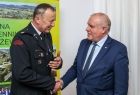 Wicemarszałek Ryszard Pagacz podaje rękę strażakowi.