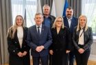 Wicemarszałek Witold Kozłowski stoi z gośćmi.