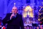 Wicemarszałek Ryszard Pagacz trzyma w ręce mikrofon.