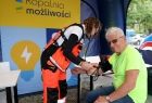 Radny województwa Tadeusz Arkit podczas badania ciśnienia krwi. Obok stoi ratownik.