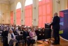 Wicemarszałek Ryszard Pagacz stoi przed ludźmi na scenie.