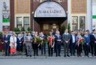 Wicemarszałek Ryszard Pagacz stoi z uczestnikami wydarzenia.