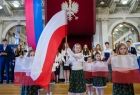 Dziecko trzyma flagę Polski.