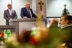 Wicemarszałek Ryszard Pagacz stoi przy mównicy.