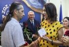 Marta Malec-Lech z zarządu województwa wręcza odznakę mężczyźnie.