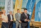Marszałek Łukasz Smółka stoi przy mikrofonie.
