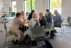 Grupa kilku osób podczas dyskusji i wymiany zawodowych doświadczeń