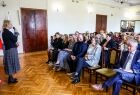 Iwona Gibas z zarządu województwa zwraca się do uczestników obchodów Powiatowego Dnia Bibliotekarzy w Miechowie 