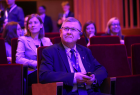 Wicemarszałek Witold Kozłowski ze słuchawką w uchu.