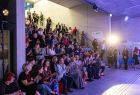 Publiczność biorąca udział w wernisażu